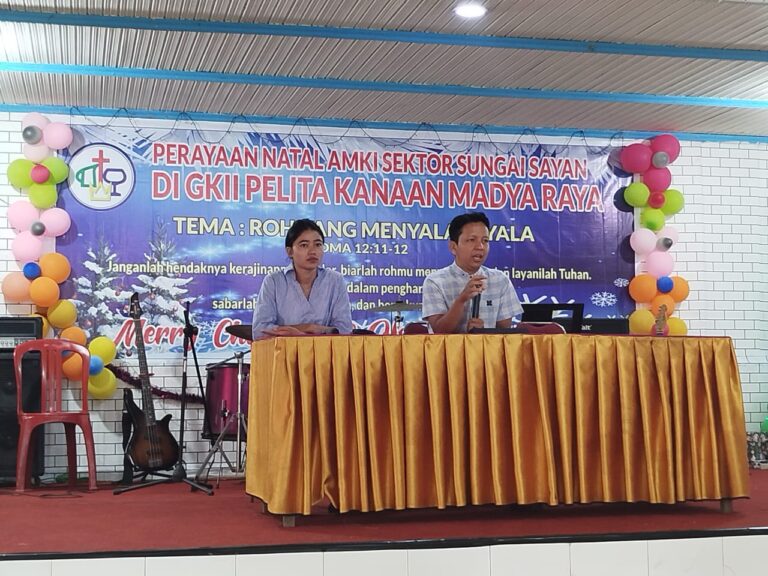 Vic. Antonius Mat Simin, S.Th gave a seminar on Today's Youth Challenges for AMKI in the Sayan River Sector, Melawi Regency